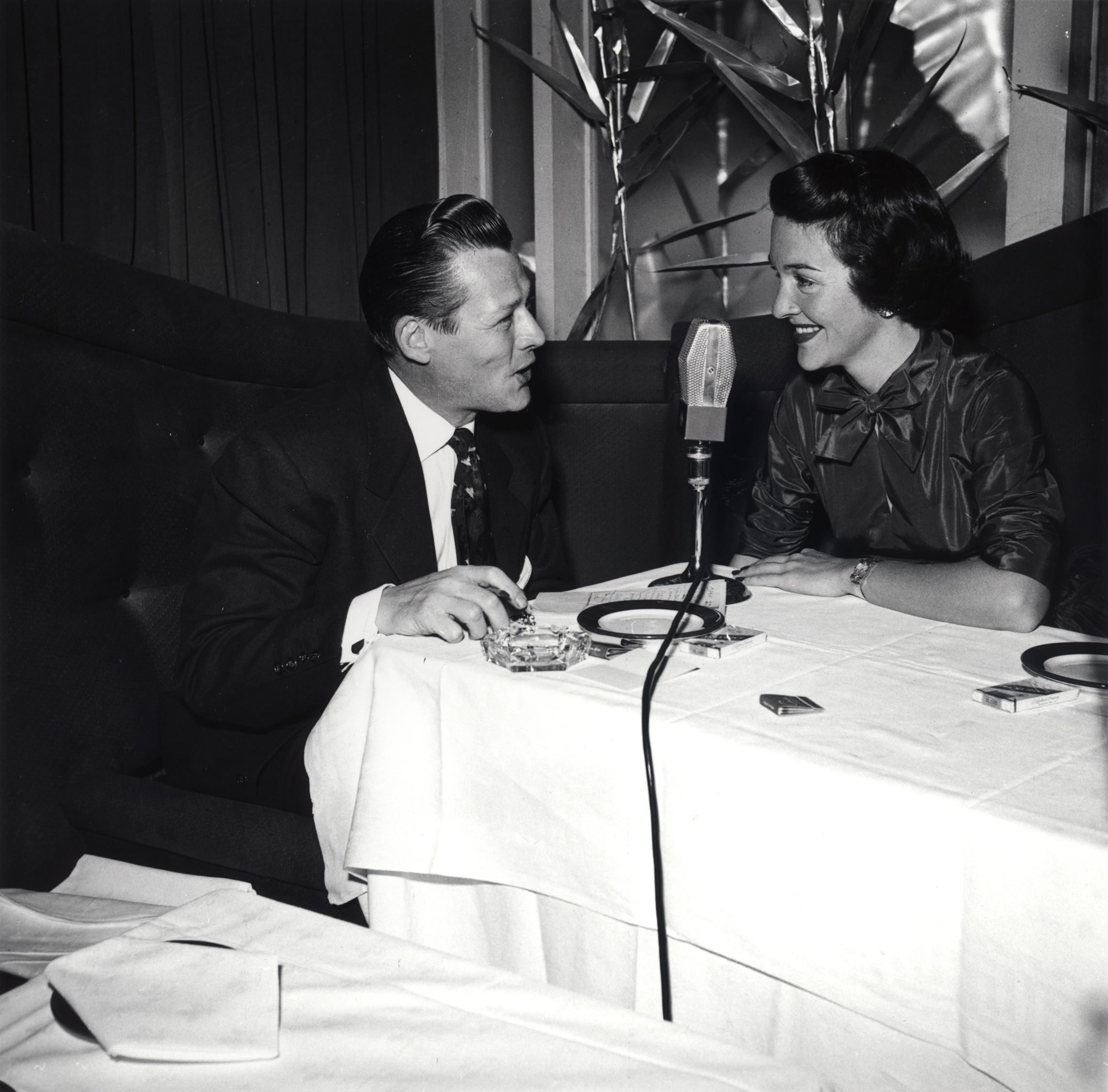 Nancy Reagan being interviewed by unidentified man in an unknown restaurant