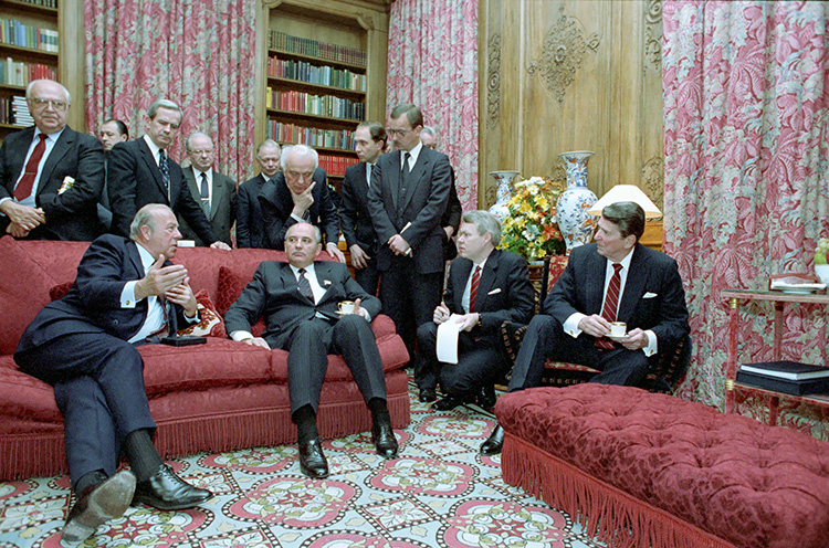 Переговоры рейгана и коля. Саммит Рейган Горбачев 1987. Саммит Рейган Горбачев 1985. Визит Горбачева Рональд Рейган. Рональд Рейган и Горбачев в Женеве.