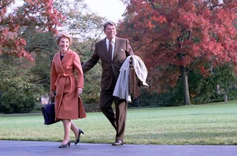 President Reagan and Nancy Reagan return from Camp David aboard helicopter Marine One on the South Lawn
