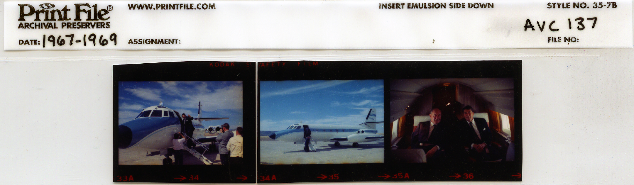 AVC137.jpg Boarding airplane