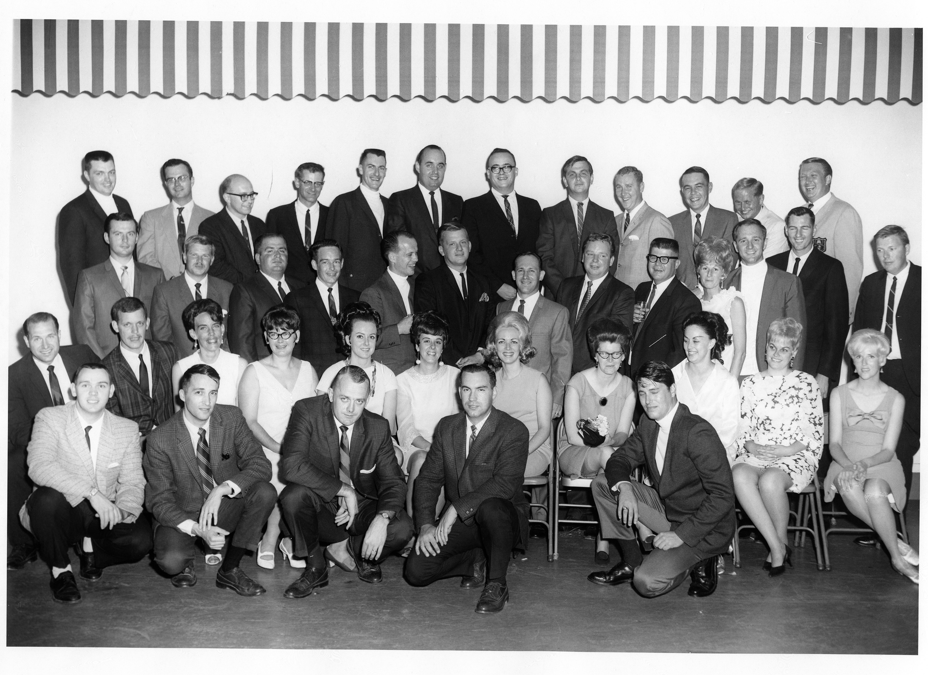 AVC201.jpg Unidentified men and women