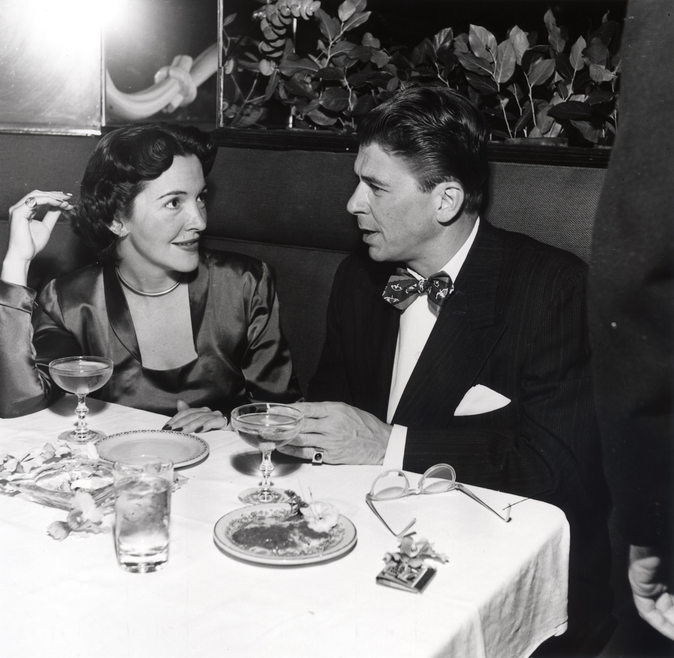 GB36.jpg Ronald Reagan and Nancy Davis dating at an unknown restaurant