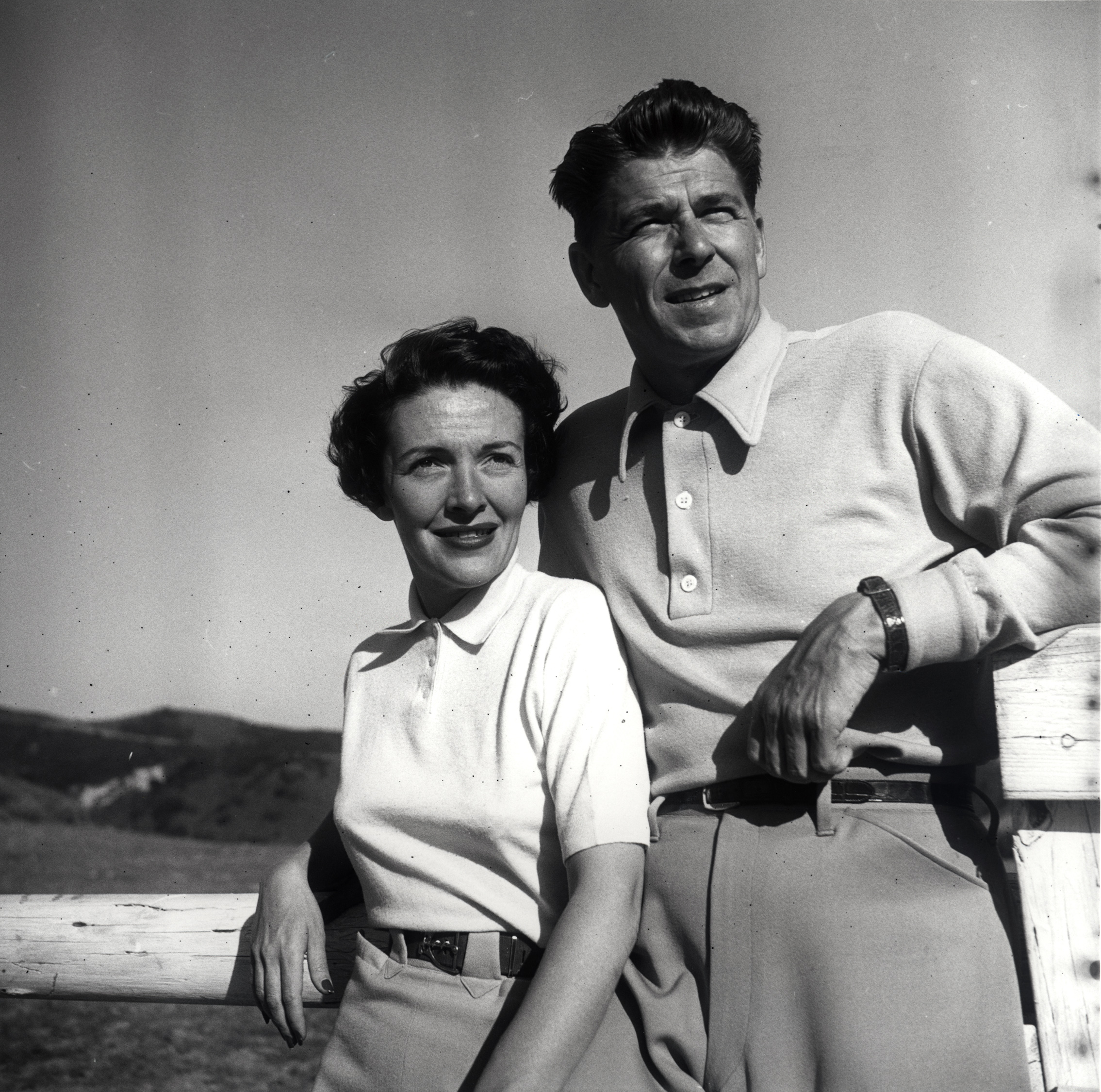 GB51.jpg Ronald Reagan and Nancy Reagan posing leaning against a fence