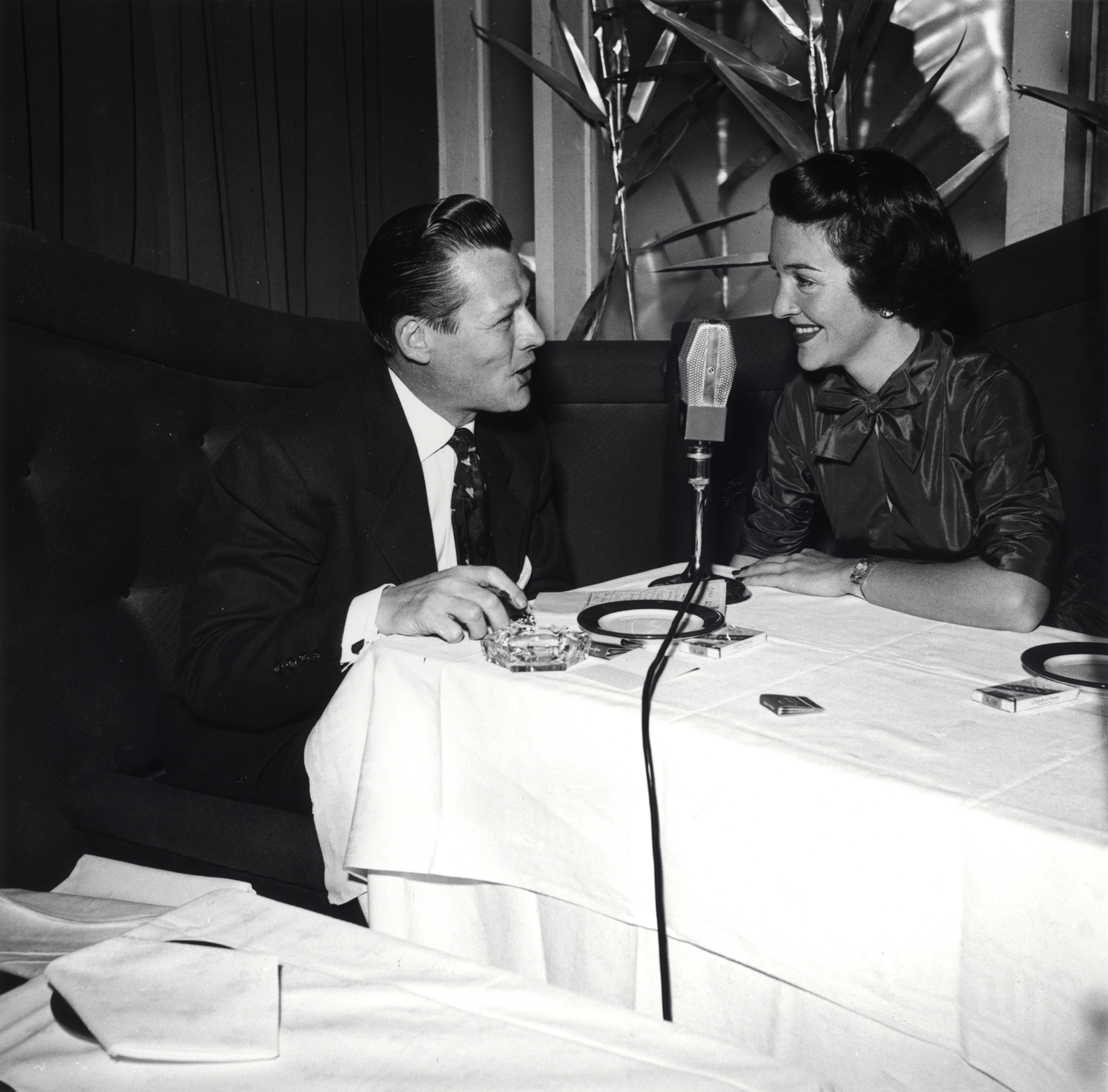 GB8.jpg Nancy Reagan being interviewed by unidentified man in an unknown restaurant