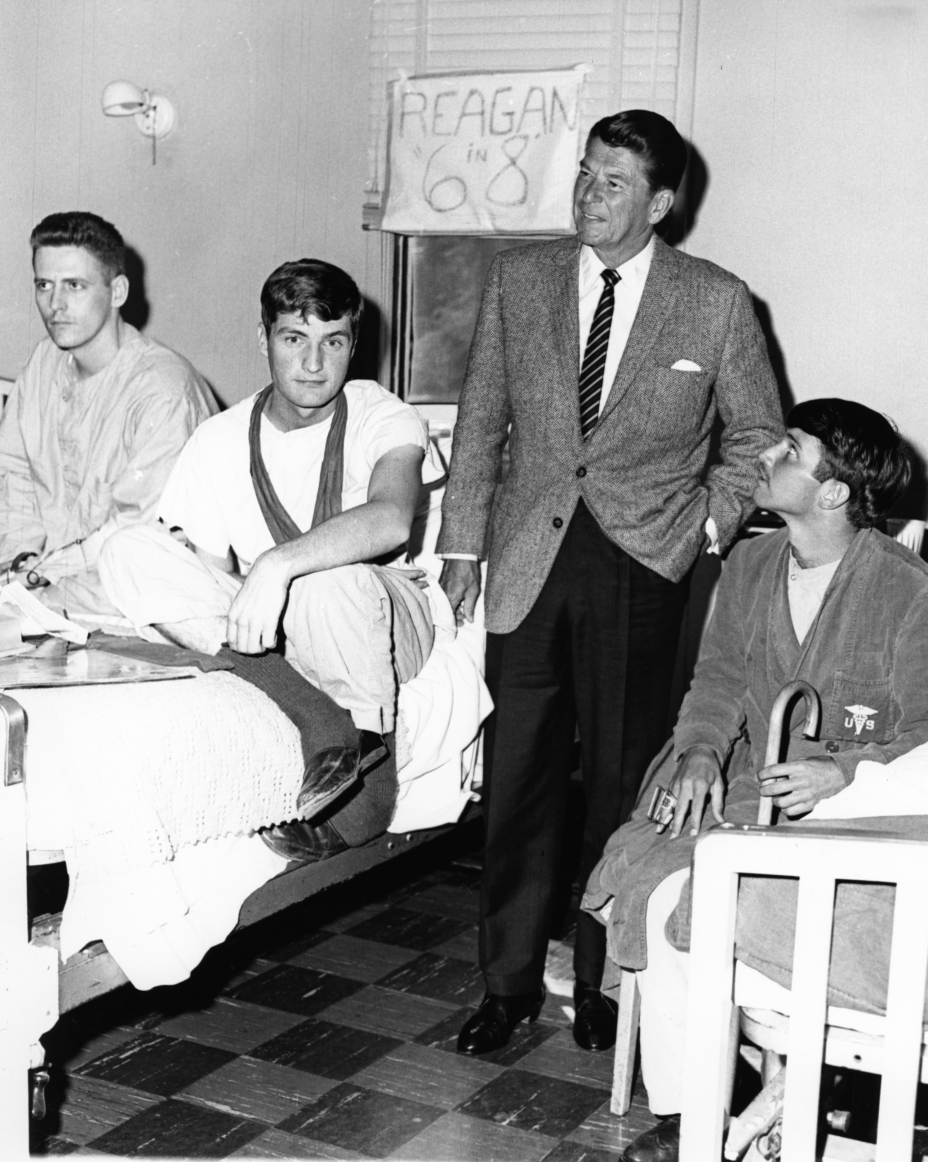 KD112.jpg Ronald Reagan with patients at Oak Knoll Hospital