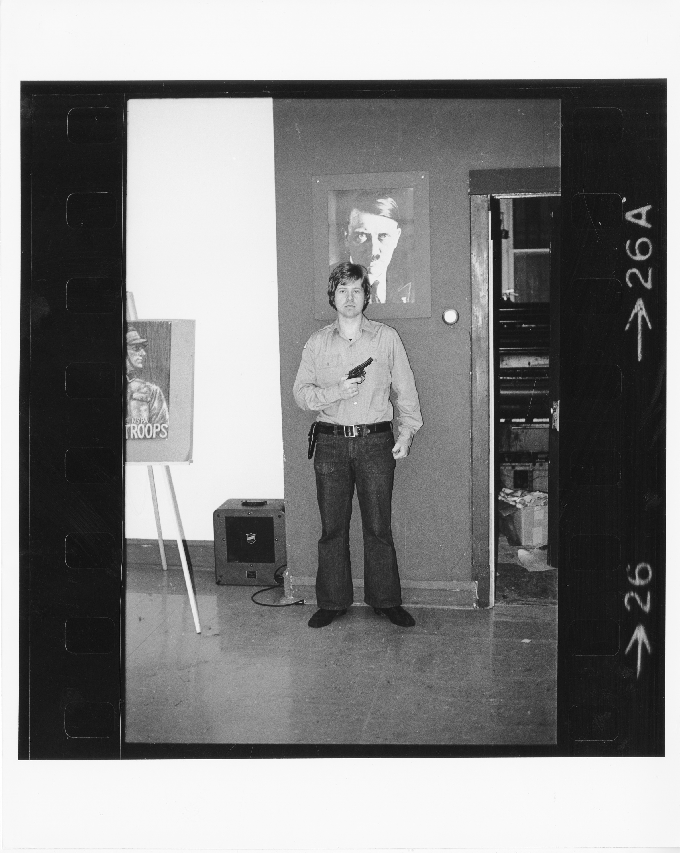 jhj-277.jpg John Hinckley with gun