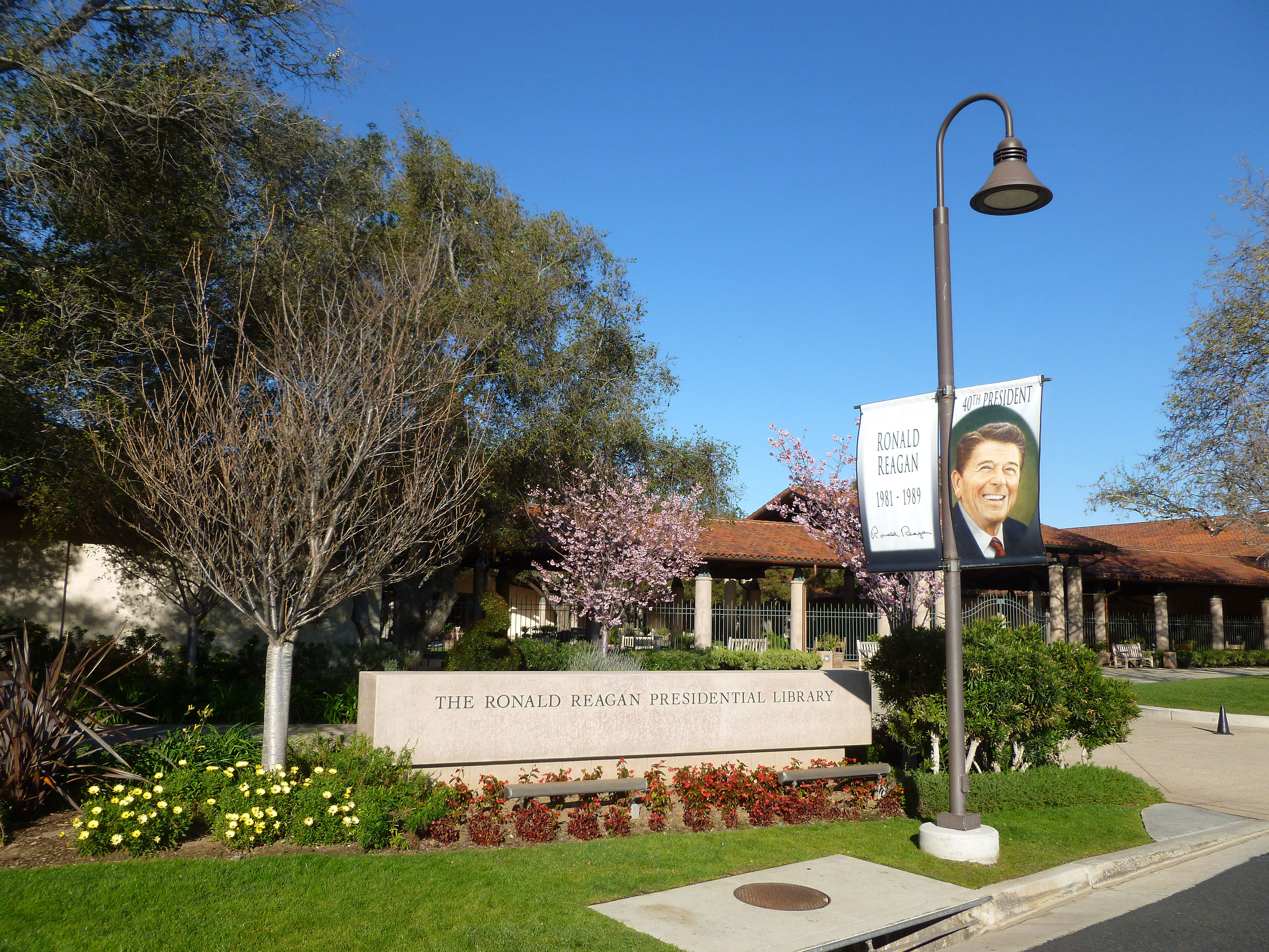 av484-6.jpg Entrance of the Reagan Library