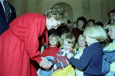 Nancy Reagan and White House Christmas tour for disabled children on Ground Floor Corridor. 12/08/1981.
