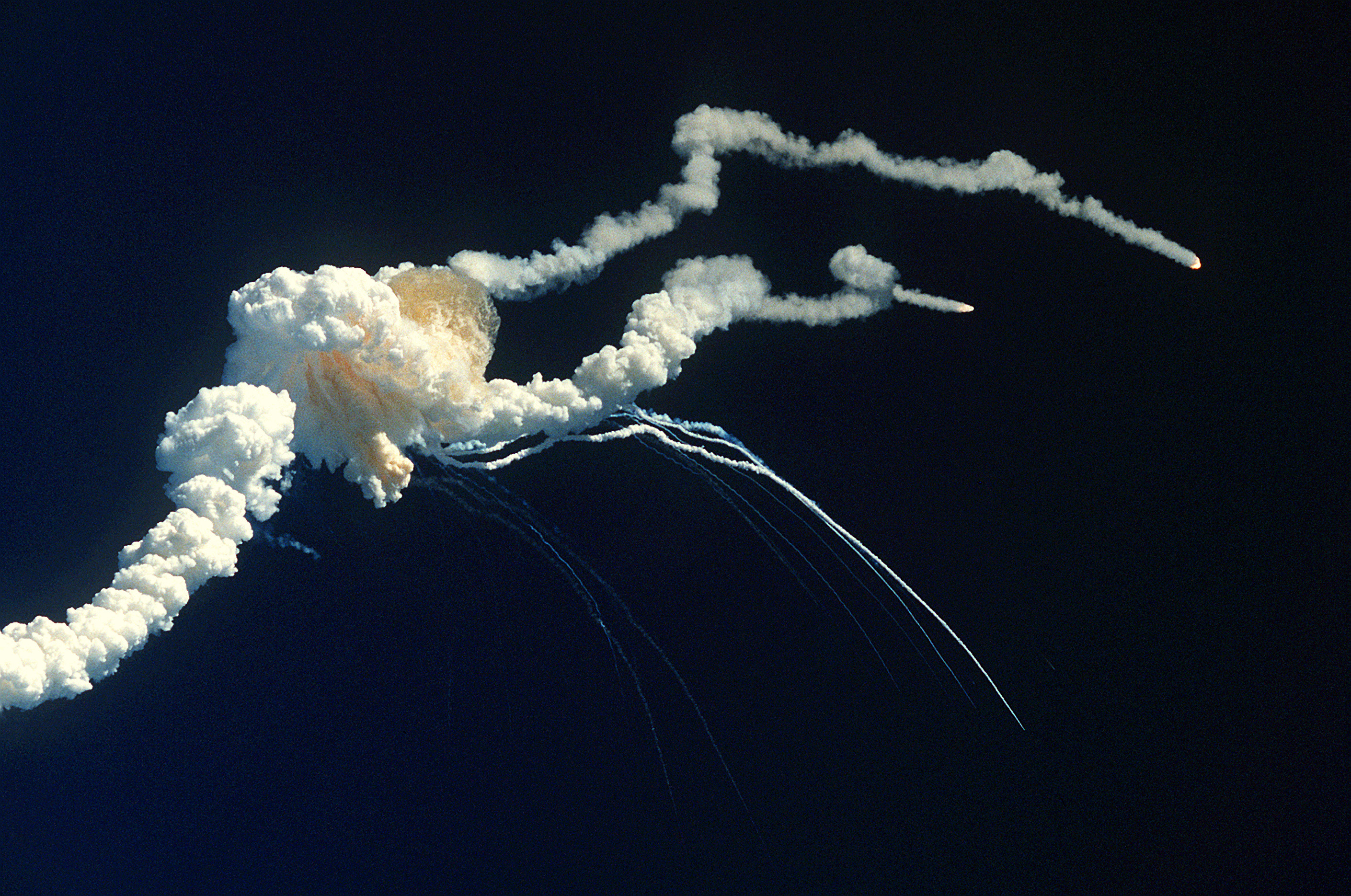 Photographs: 01/28/1986: Launch of STS Mission 51-L | Ronald Reagan
