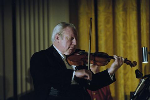 Isaac Stern performing State Visit of Premier Zhao Ziyang of the Peoples Republic of China