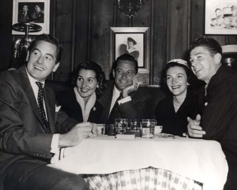 H80, Ronald Reagan and Nancy Reagan with William Holden, Ardis Holden and Don Taylor at Chasen's restaurant in Beverly Hills, California. 1950s.