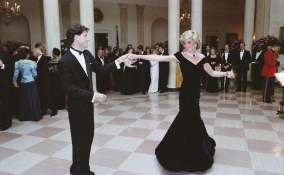 C31893-10, Princess Diana dancing with John Travolta in the entrance hall at a dinner for Prince Charles and Princess Diana of the United Kingdom. 11/09/1985