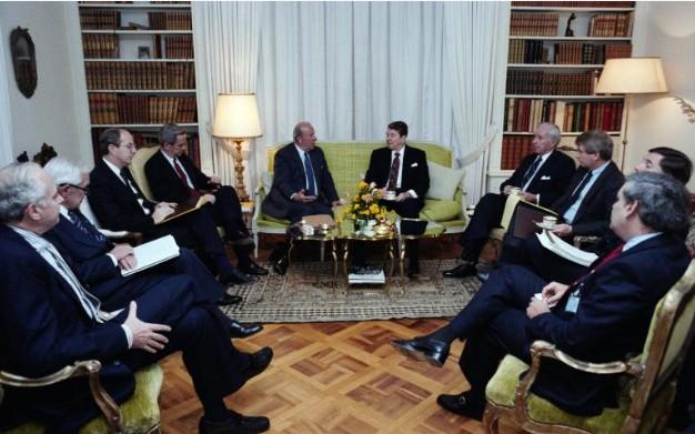 President Ronald Reagan with staff during a briefing at the Pometta Residence in Geneva, Switzerland, 11/19/1985
