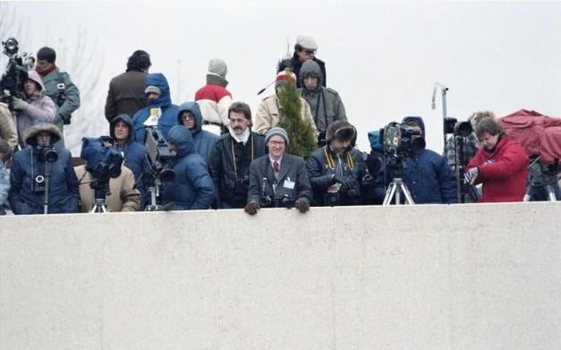 Press outside the Soviet Mission in Geneva, Switzerland, 11/20/1985
