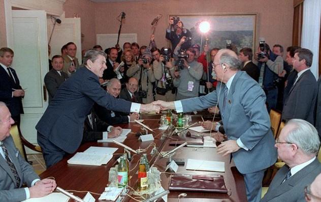 President Ronald Reagan and General Secretary Mikhail Gorbachev meeting at the Soviet Mission in Geneva, Switzerland, 11/20/1985 C32163-6 NAID: 75854477