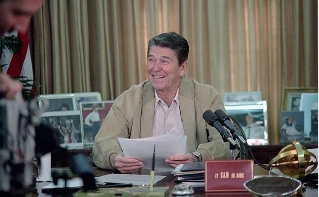 President Ronald Reagan in the Oval Office delivering his Radio Address to the Nation on the Soviet-United States Summit Meeting in Geneva, 11/23/1985 NAID: 276564259