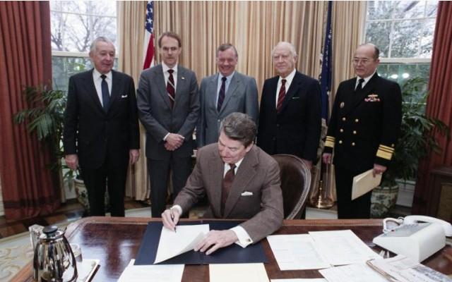President Ronald Reagan signing Executive Order 12546 – Presidential Commission on the Space Shuttle Challenger Accident in the Oval Office. 02/03/1986. C33172-12.