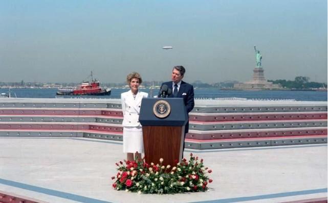 President Ronald Reagan delivering his Remarks during Operation Sail with Nancy Reagan on Governors Island in New York Harbor 07/04/1986 NAID: 276564369