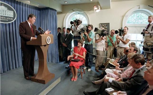 President Ronald Reagan giving a press briefing on the campaign against drug abuse in the Press Room C36451-5 dated 08/04/1986 NAID: 75854963
