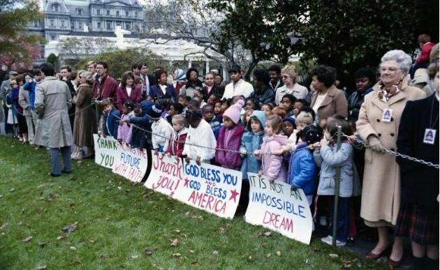 The crowd on the South Lawn during President Ronald Reagan’s and Nancy Reagan’s departure from the White House via Marine One for trip to Switzerland, 11/16/1985 C31966-05