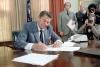 President Ronald Reagan signing a Memorandum Directing Reductions in Federal Spending in the Oval Office 01/22/1981 NAID: 276563073