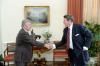 President Ronald Reagan meeting with campaign manager Stu Spencer in the Oval Office 03/10/1986 NAID: 75854655