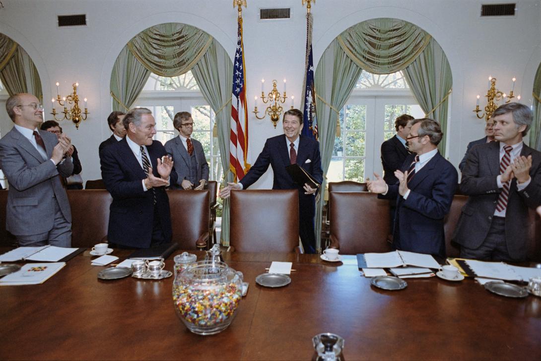 President Ronald Reagan attending his first cabinet meeting after the assassination attempt From left to right: James Watt, Murray Weidenbaum, Alexander Haig, Martin Anderson, President Reagan, Frank Carlucci, Joseph Wright 04/24/1981 NAID: 75852939