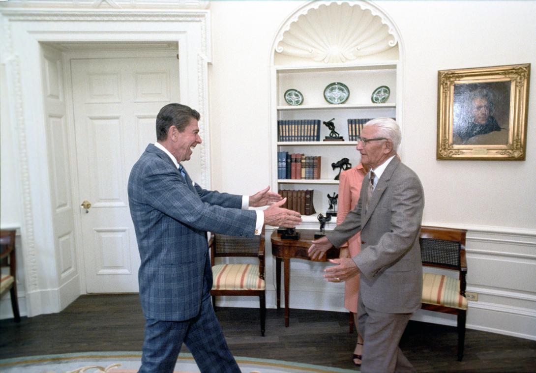 President Ronald Reagan greets Ralph McKinzie, his former football coach at Eureka College, in the Oval Office 07/23/1981 C3185-2 NAID: 404525275