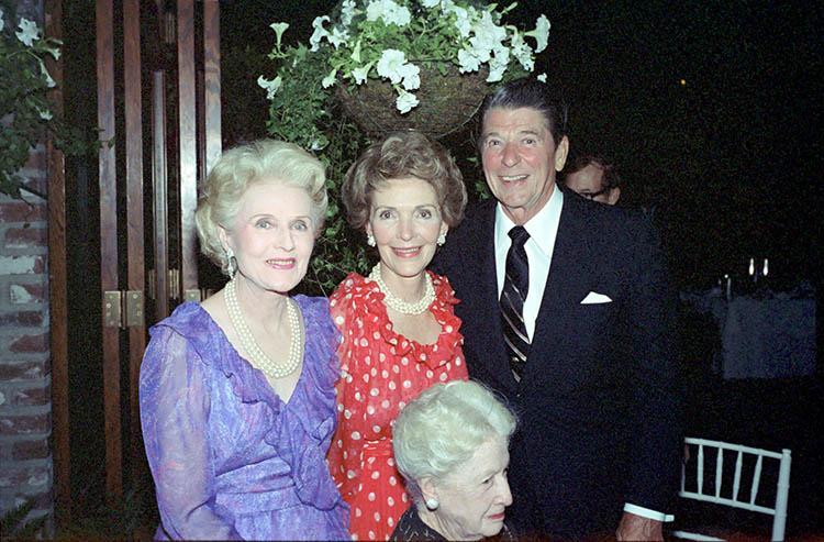 President Ronald Reagan and Nancy Reagan posing with Maude Chasen at the restaurant Chasen’s in Beverly Hills, California 08/20/1981  NAID: 75854911