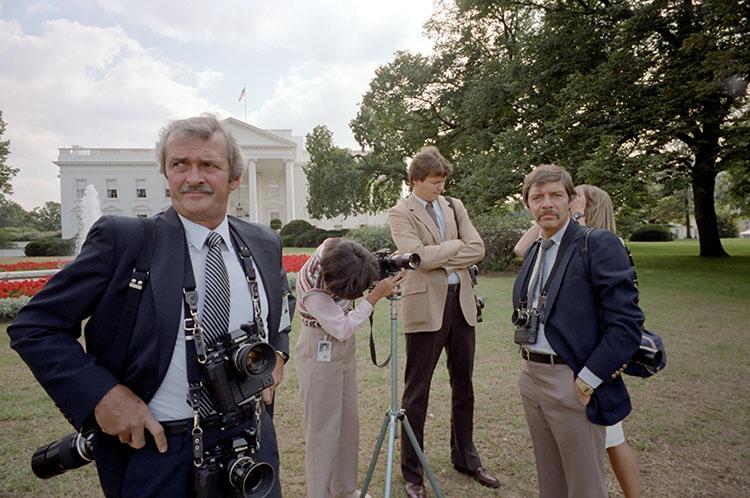White House photographers Jack Kightlinger, Mary Ann Fackelman, Bill Fitz-Patrick and Cynthia Johnson preparing for a photo shoot on the North Lawn of the White House 09/09/1981 NAID: 75855121