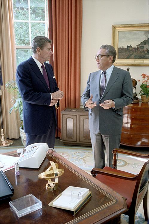 President Ronald Reagan meeting with former Secretary of State Henry Kissinger and former national security officials in the Oval Office 10/05/1981  NAID: 276563297