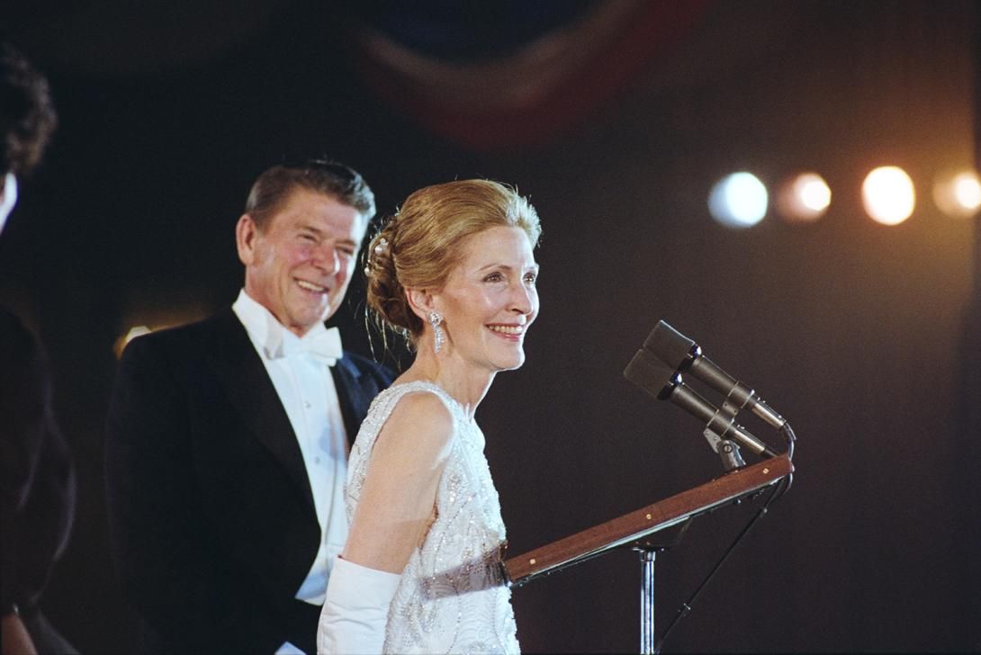 President Ronald Reagan and Nancy Reagan at the Inaugurals Ball at the Shoreham Hotel in Washington, D.C. 01/20/1981 NAID: 75853037