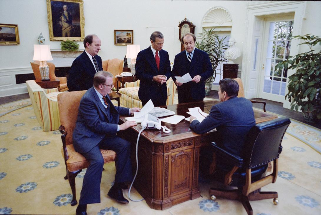 President Ronald Reagan holding a staff meeting in the Oval Office on his first full day in office Left to right: Deputy Chief of Staff Michael Deaver, Counsellor to the President Edwin Meese, Chief of Staff James Baker, and Press Secretary James Brady 01/21/1981 A NAID: 12013683