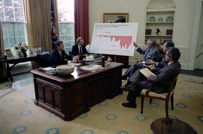 President Ronald Reagan meeting with Budget Director David Stockman, Secretary of Treasury Donald Regan, Chairman of Council of Economic Advisors Murray Weidenbaum, and Assistant for Policy Development Martin Anderson to discuss the economy in the Oval Office 01/28/1981 NAID: 7773903