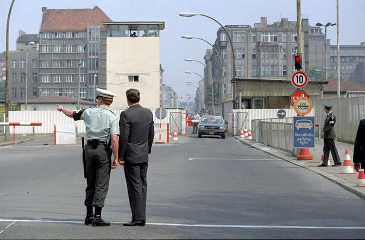 President Ronald Reagan and an unidentified U.S. Army soldier at Checkpoint Charlie at the Berlin Wall in West Berlin 06/11/1982 NAID: 75856859