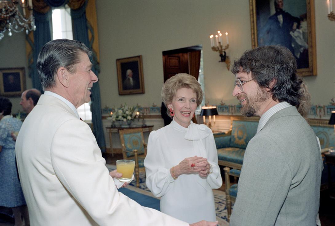 President Ronald Reagan and Nancy Reagan with director Steven Spielberg in the Blue Room during a private dinner and showing of the movie E.T. the Extra-Terrestrial 06/27/1982 NAID: 75856881