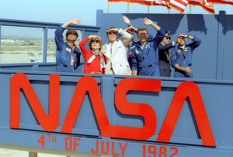 President Ronald Reagan and Nancy Reagan watching the Space Shuttle Columbia land at Edwards Air Force Base in California 07/04/1982 NAID: 75856893
