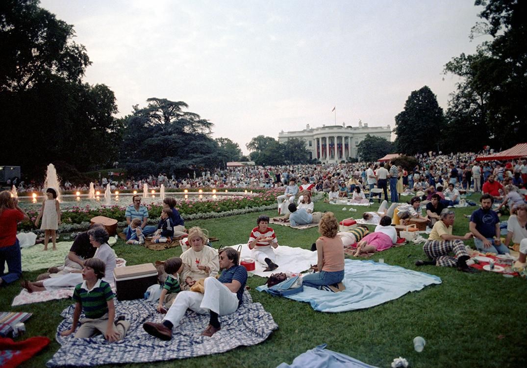 A crowd shot of the July 4th picnic on the South Lawn 07/04/1982  NAID: 404525543