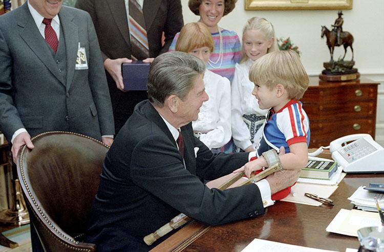 President Ronald Reagan with the 1983 March of Dimes poster child Ben Hill during the signing of a message supporting January as March of Dimes Birth Defects Prevention Month 12/09/1982  NAID: 75852545