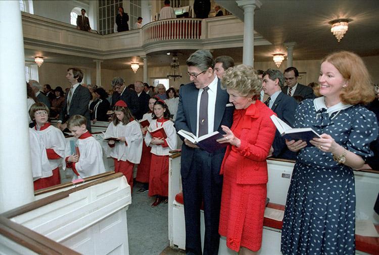 President Ronald Reagan and Nancy Reagan attending a special worship service in honor of George Washington’s 250th birthday at Christ Church in Alexandria, Virginia 02/21/1982 NAID: 75856651