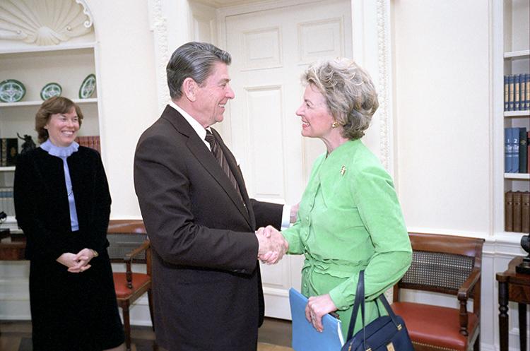 President Ronald Reagan meeting with founder of Eagle Forum Phyllis Schlafly in the Oval Office 03/21/1983 NAID: 276563633