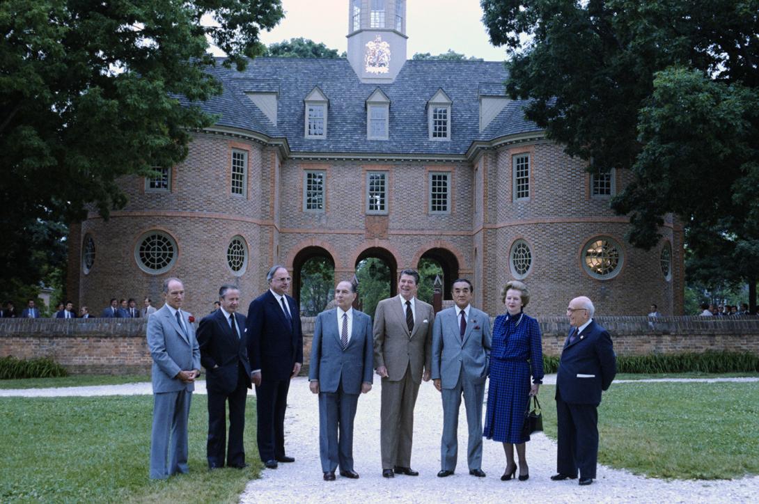 G-7 Economic Summit leaders in Williamsburg, Virginia Left to right: Prime Minister Pierre Trudeau of Canada, President of the European Communities Gaston Thorn, Chancellor Helmut Kohl of the Federal Republic of Germany, President Francois Mitterrand of France, President Ronald Reagan, Prime Minister Yasuhiro Nakasone of Japan, Prime Minister Margaret Thatcher of the United Kingdom, and Prime Minister Amintore Fanfani of Italy 05/29/1983 C14992-23 NAID: 75852857