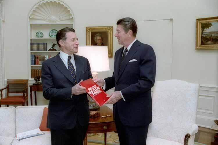 Secretary of Defense Caspar Weinberger presenting the second edition of Soviet Military Power to President Ronald Reagan in the Oval Office 03/08/1983 NAID: 75852685