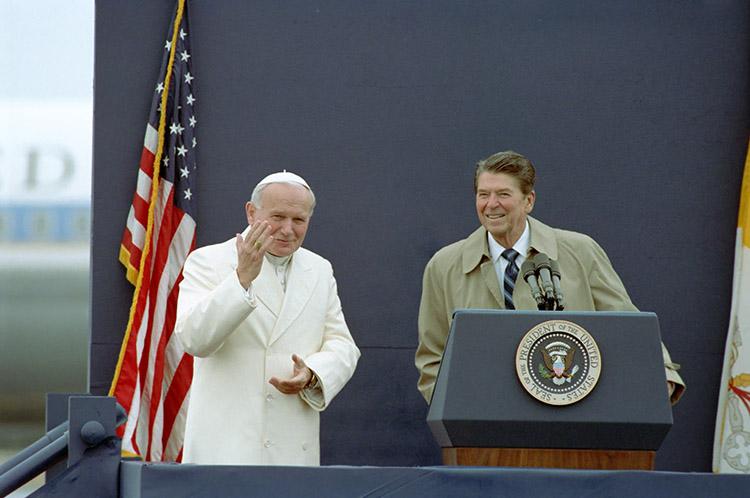 President Ronald Reagan and Pope John Paul II at Fairbanks Airport in Fairbanks, Alaska 05/02/1984 NAID: 75853349