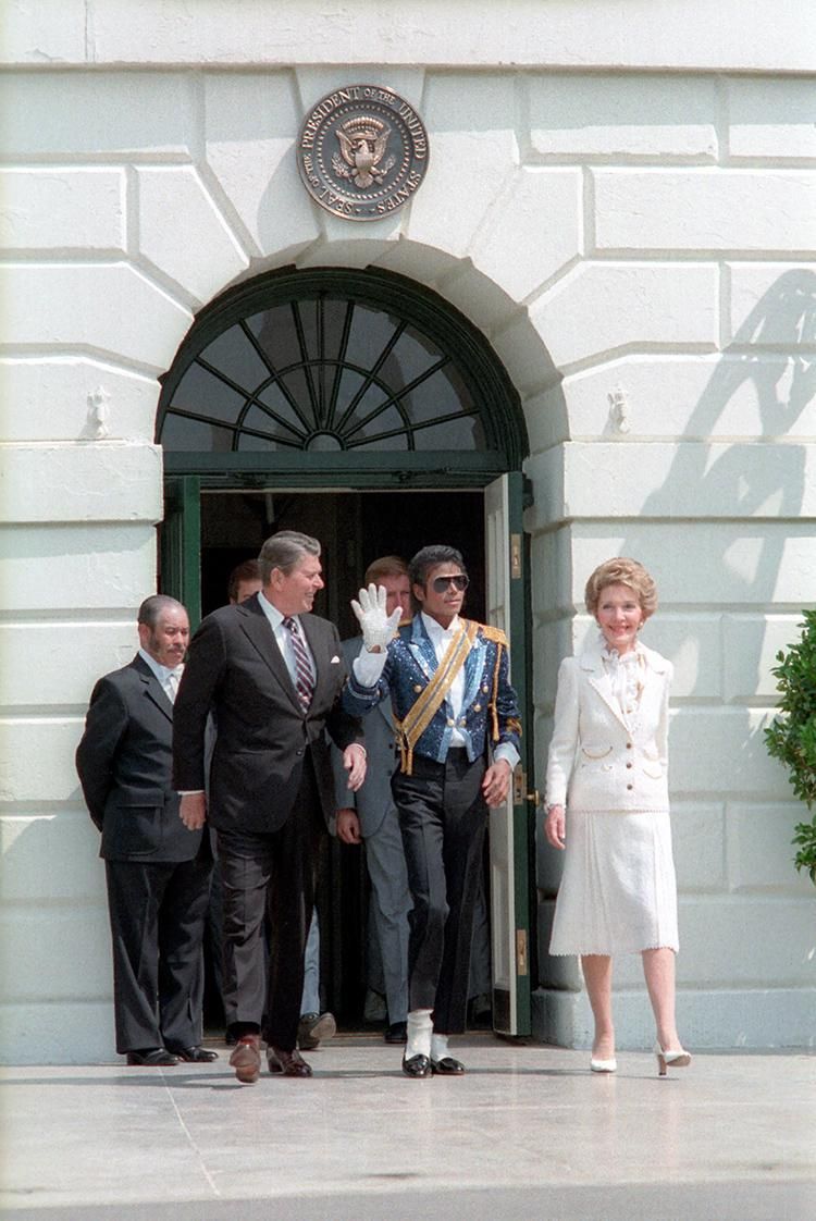 President Ronald Reagan and Nancy Reagan with singer Michael Jackson during a White House Ceremony for National Campaign Against Drunk Driving on the South Lawn 05/14/1984 NAID: 75853363