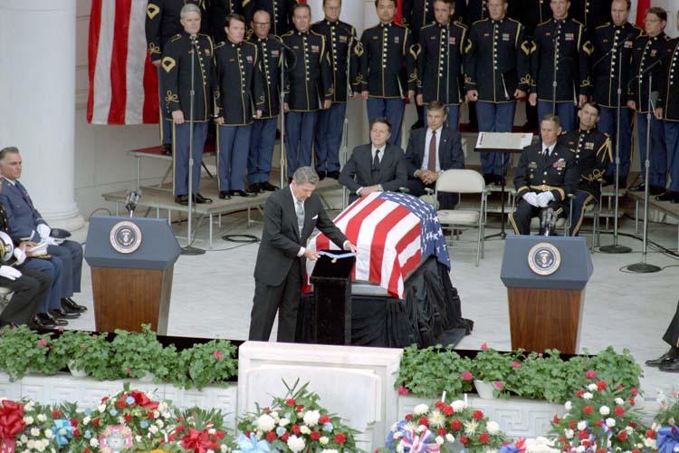 President Ronald Reagan presenting the Medal of Honor to the Vietnam Unknown Soldier during a Memorial Day ceremony at Arlington Cemetery 05/28/1984 NAID: 276563871