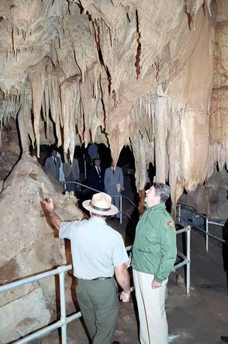 President Ronald Reagan visiting Mammoth Cave National Park in Kentucky 07/12/1984  NAID: 75853501