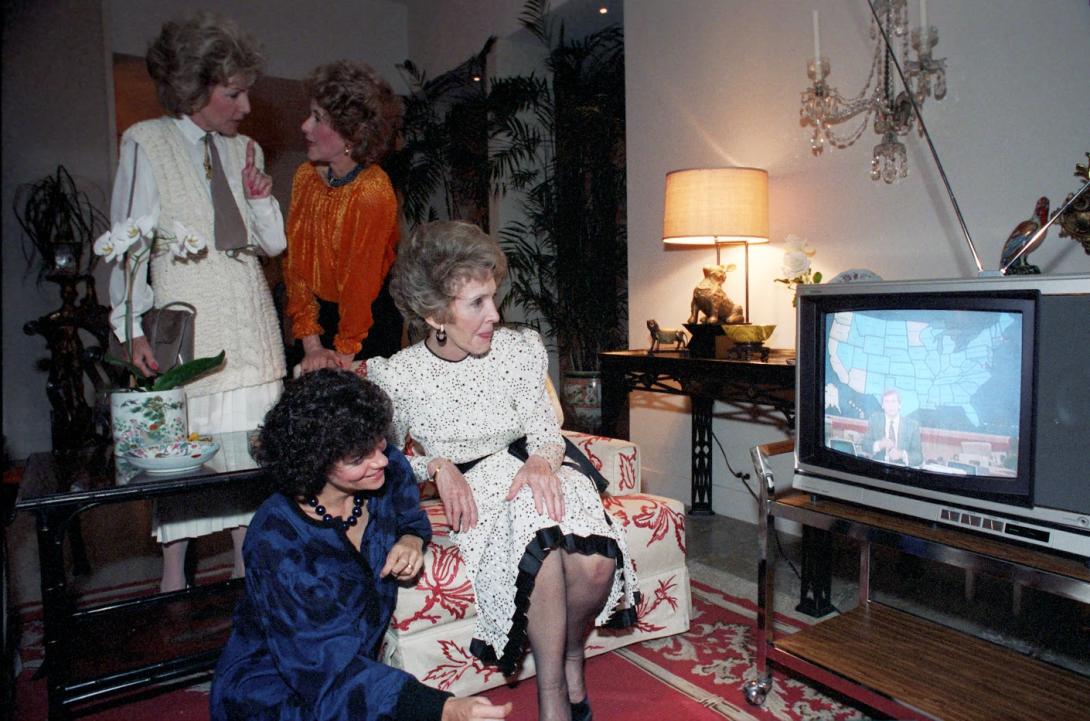  Nancy Reagan sitting watching television during a private dinner at the Jorgensen residence in Los Angeles, California 11/06/1984
