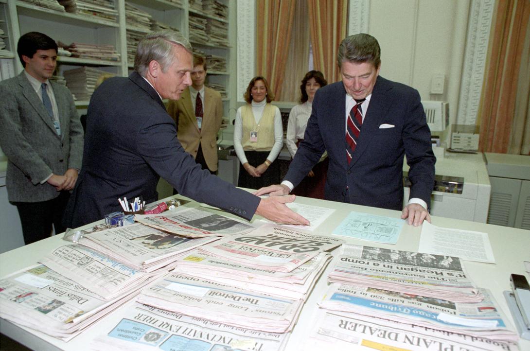 President Ronald Reagan meeting with Director William Hart, Deputy Director Ben Jarratt, and other members of the White House News Summary Office 12/05/1984 NAID: 404525197