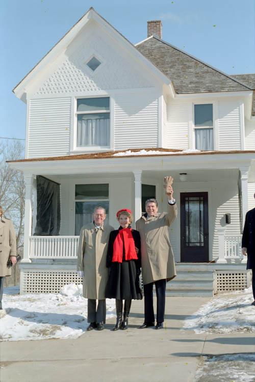 President Ronald with Nancy Reagan and his brother Neil Reagan outside the Reagan Boyhood Home in Dixon, Illinois 02/06/1984  NAID: 75853229